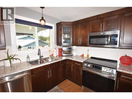 2105 14 Street, Vernon, BC - Indoor Photo Showing Kitchen With Double Sink