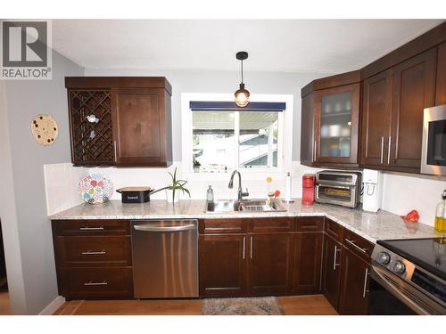 2105 14 Street, Vernon, BC - Indoor Photo Showing Kitchen With Double Sink