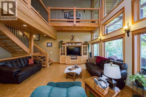 1259 Little Shuswap Lake Road Unit# A, Chase, BC - Indoor Photo Showing Living Room