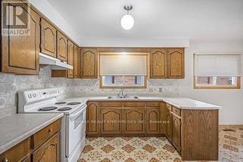 100 Antigua Road, Mississauga, ON - Indoor Photo Showing Kitchen