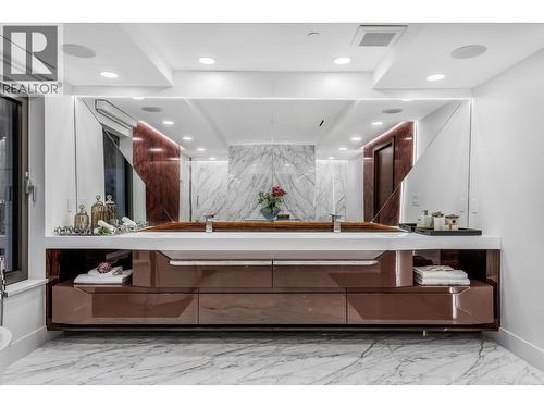 1123 Crestline Road, West Vancouver, BC - Indoor Photo Showing Bathroom