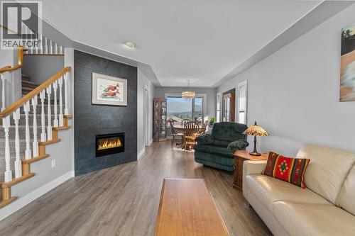 2121 3 Avenue Se, Salmon Arm, BC - Indoor Photo Showing Living Room With Fireplace