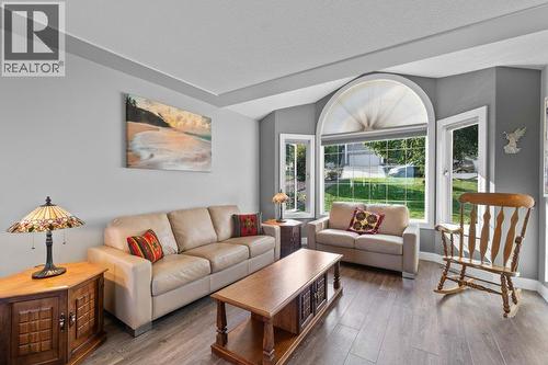 2121 3 Avenue Se, Salmon Arm, BC - Indoor Photo Showing Living Room