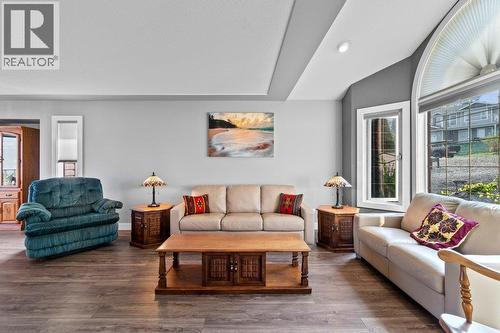 2121 3 Avenue Se, Salmon Arm, BC - Indoor Photo Showing Living Room