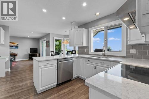 2121 3 Avenue Se, Salmon Arm, BC - Indoor Photo Showing Kitchen