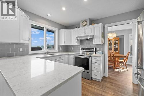 2121 3 Avenue Se, Salmon Arm, BC - Indoor Photo Showing Kitchen With Upgraded Kitchen