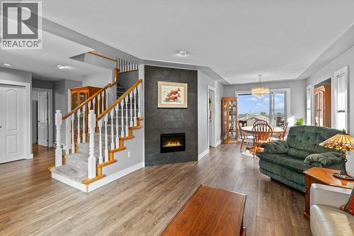 2121 3 Avenue Se, Salmon Arm, BC - Indoor Photo Showing Living Room With Fireplace