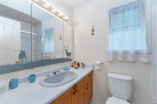 722 Miller Ave, Saanich, BC 