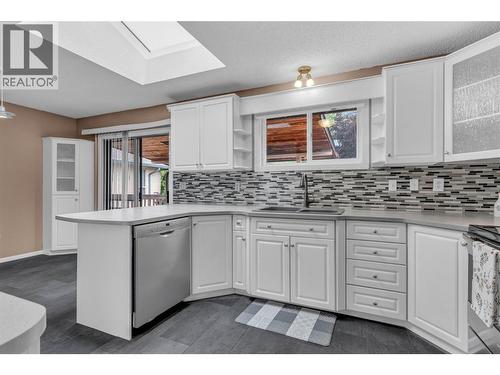 733 Josselyn Court, Kelowna, BC - Indoor Photo Showing Kitchen With Upgraded Kitchen
