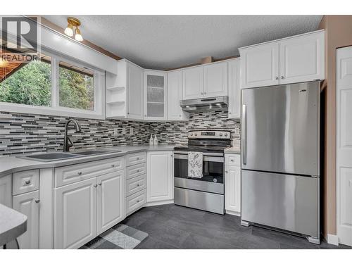 733 Josselyn Court, Kelowna, BC - Indoor Photo Showing Kitchen With Stainless Steel Kitchen With Double Sink With Upgraded Kitchen