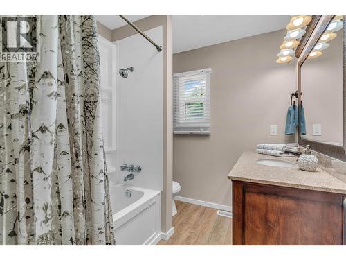 Main Bathroom - 733 Josselyn Court, Kelowna, BC - Indoor Photo Showing Bathroom