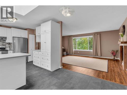 733 Josselyn Court, Kelowna, BC - Indoor Photo Showing Kitchen