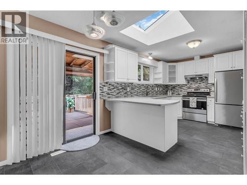 733 Josselyn Court, Kelowna, BC - Indoor Photo Showing Kitchen With Stainless Steel Kitchen With Upgraded Kitchen