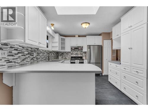 733 Josselyn Court, Kelowna, BC - Indoor Photo Showing Kitchen With Stainless Steel Kitchen With Upgraded Kitchen