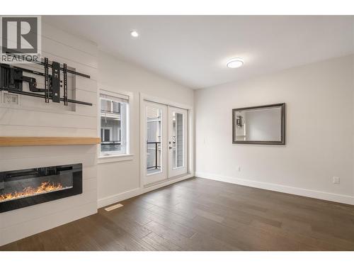 644 Lequime Road Unit# 4, Kelowna, BC - Indoor Photo Showing Living Room With Fireplace