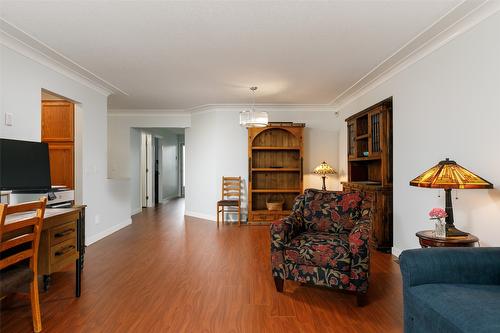 60-1101 Cameron Avenue, Kelowna, BC - Indoor Photo Showing Living Room