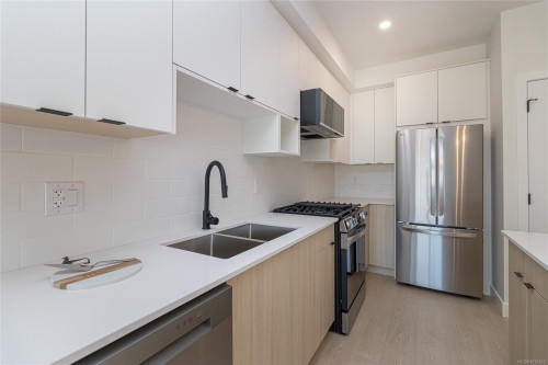 333-2629 Millstream Rd, Langford, BC - Indoor Photo Showing Kitchen With Stainless Steel Kitchen With Double Sink With Upgraded Kitchen