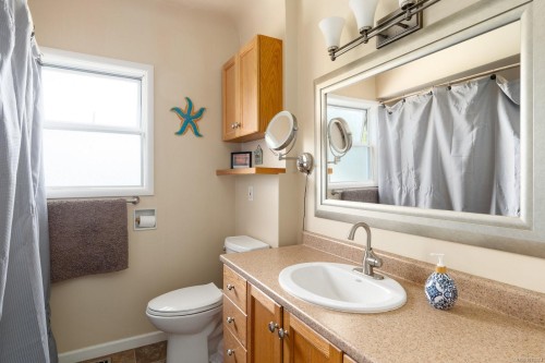 582 Baxter Ave, Saanich, BC 