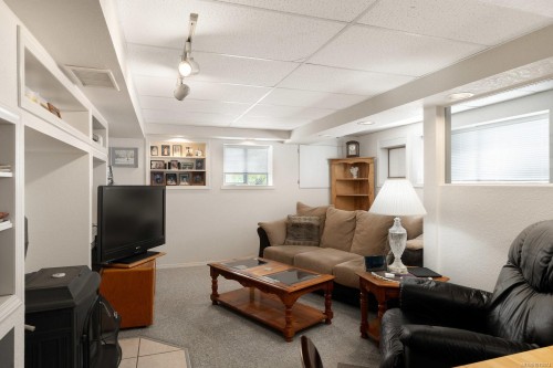 582 Baxter Ave, Saanich, BC 