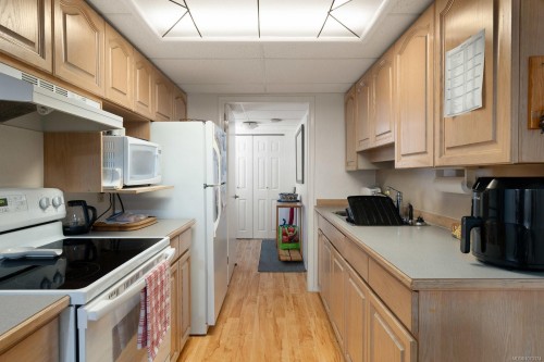 582 Baxter Ave, Saanich, BC 