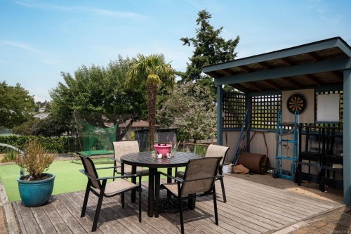 582 Baxter Ave, Saanich, BC 