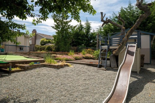 582 Baxter Ave, Saanich, BC 
