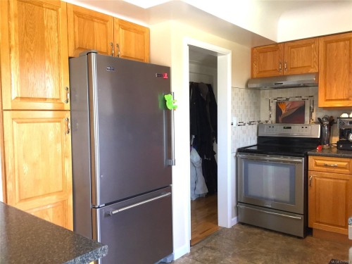 582 Baxter Ave, Saanich, BC 