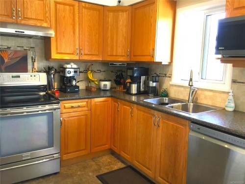 582 Baxter Ave, Saanich, BC 