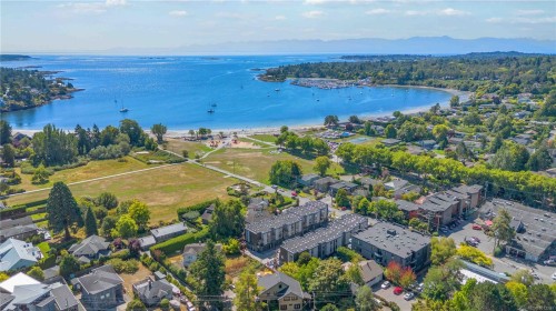 2-2590 Penrhyn St, Saanich, BC 