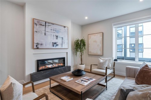 2-2590 Penrhyn St, Saanich, BC 