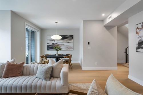 2-2590 Penrhyn St, Saanich, BC 