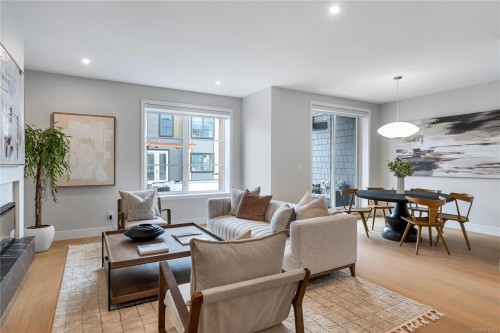 2-2590 Penrhyn St, Saanich, BC 