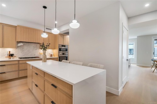 2-2590 Penrhyn St, Saanich, BC 