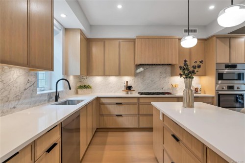 2-2590 Penrhyn St, Saanich, BC 