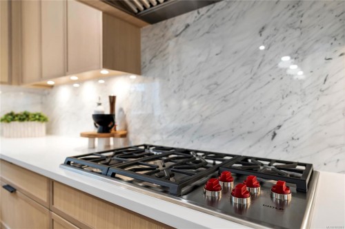 2-2590 Penrhyn St, Saanich, BC 