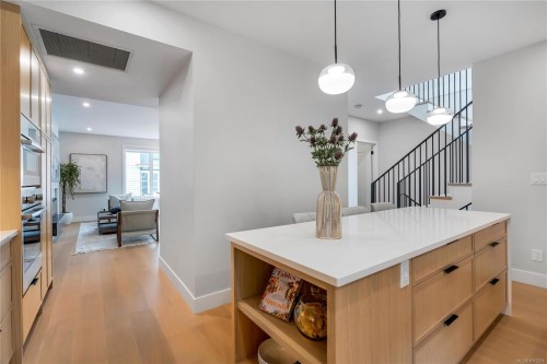 2-2590 Penrhyn St, Saanich, BC 