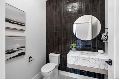 2-2590 Penrhyn St, Saanich, BC 