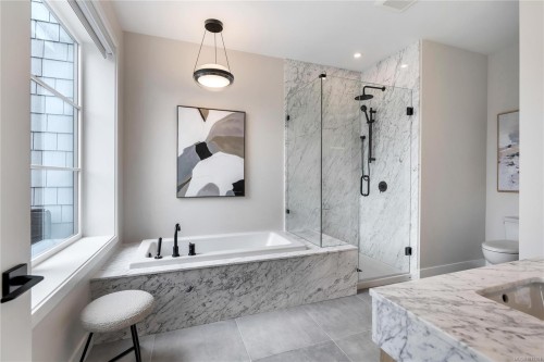 2-2590 Penrhyn St, Saanich, BC 