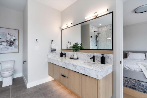 2-2590 Penrhyn St, Saanich, BC 