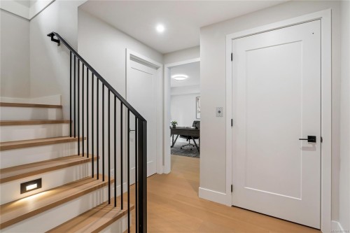 2-2590 Penrhyn St, Saanich, BC 