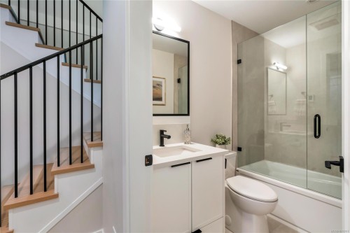 2-2590 Penrhyn St, Saanich, BC 