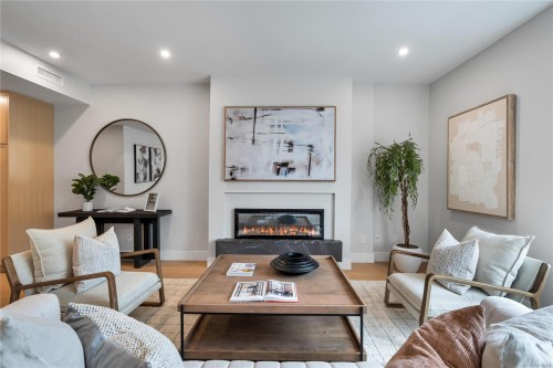 2-2590 Penrhyn St, Saanich, BC 