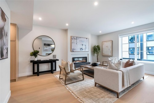 2-2590 Penrhyn St, Saanich, BC 