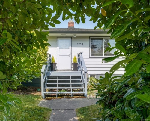 1728 Foul Bay Rd, Victoria, BC 