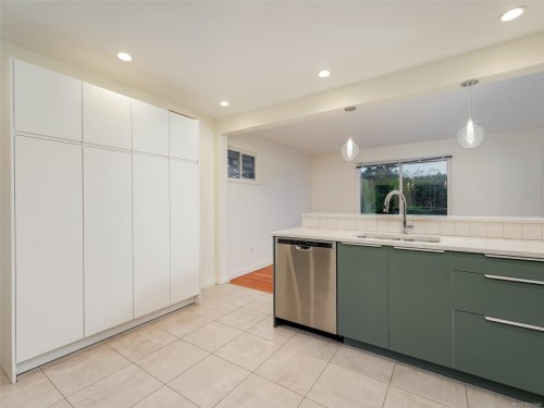 1728 Foul Bay Rd, Victoria, BC 