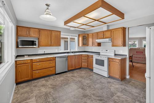 68-1201 Cameron Avenue, Kelowna, BC - Indoor Photo Showing Kitchen