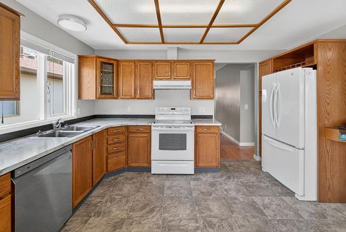 68-1201 Cameron Avenue, Kelowna, BC - Indoor Photo Showing Kitchen With Double Sink