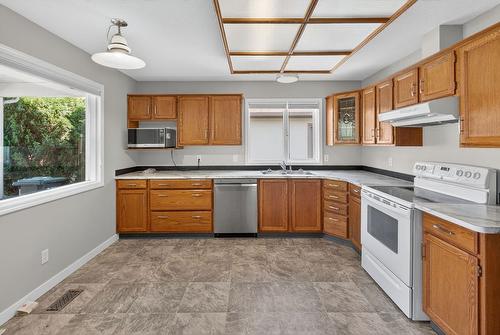 68-1201 Cameron Avenue, Kelowna, BC - Indoor Photo Showing Kitchen