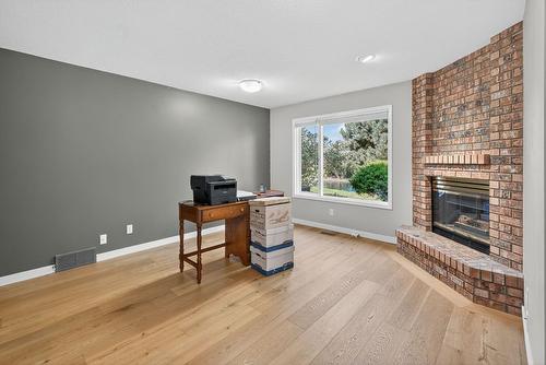 68-1201 Cameron Avenue, Kelowna, BC - Indoor Photo Showing Other Room With Fireplace