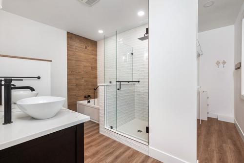 6448 Agassiz Road, Vernon, BC - Indoor Photo Showing Bathroom